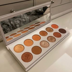 KYLIE JENNER extended peach eyeshadow palette